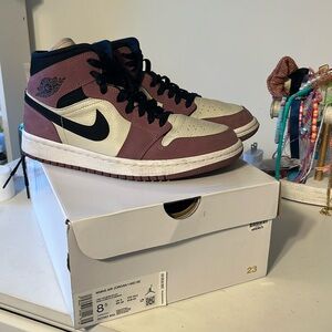 Women’s Air Jordan 1 Mid SE Light Mulberry/Black Size 8.5